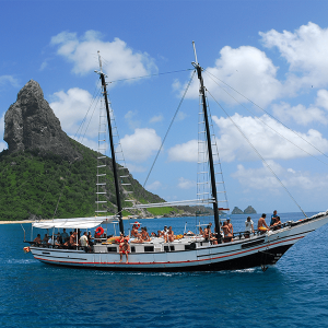 https://carolepablo.com.br/wp-content/uploads/2026/04/Destaque-03-Passeio-de-Barco-em-Fernando-de-Noronha-PE-1-300x300.webp